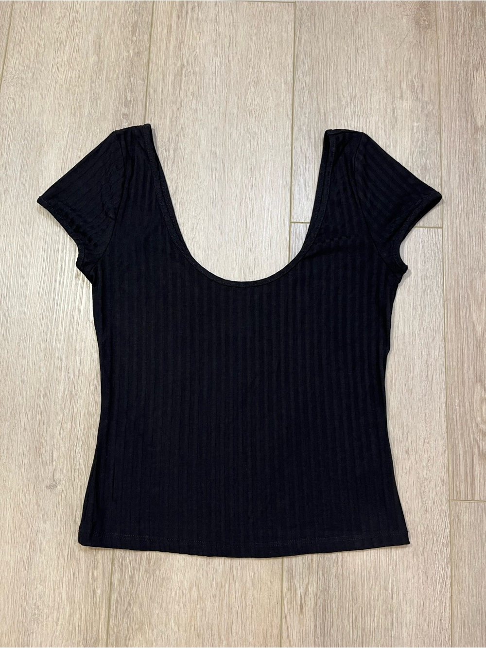 H&M Black Ribbed Scoop-Neck Short Sleeve T-Shirt - FREE SHIPPING on Bundles $95+